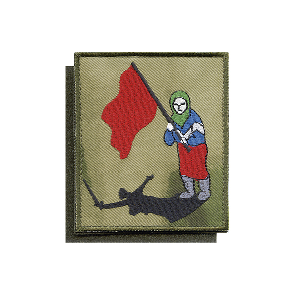 Шеврон вышит. Бабушка с красным флагом и тенью монумента Родина-мать зовет (фон "Мох" (A-TACS FG)) на липучке